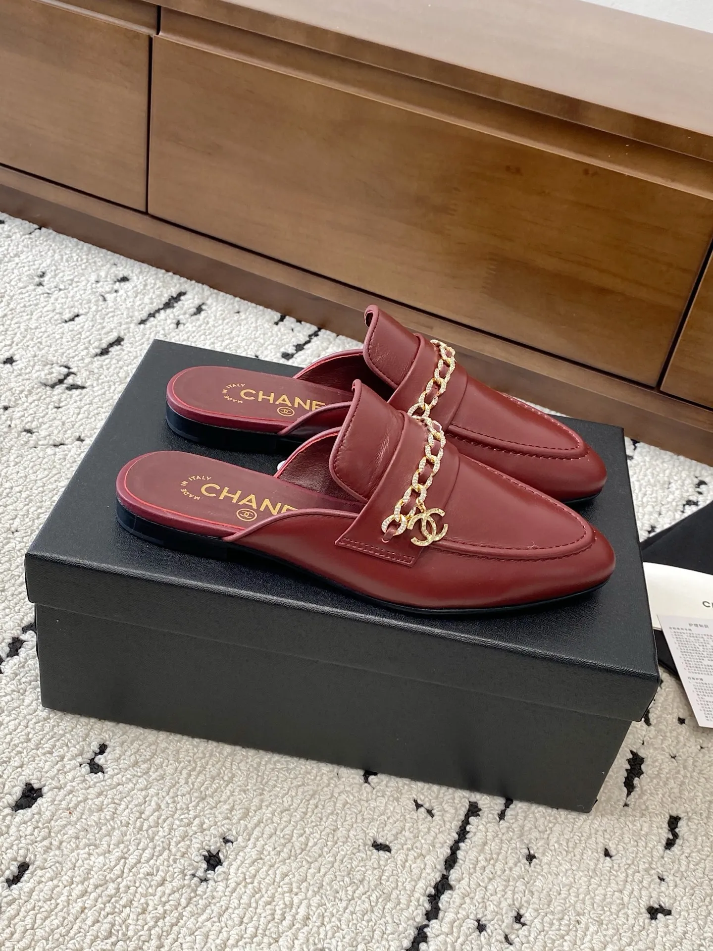 👟👟Ex-factory price 560👟👟 🍀CHANEL｜Chanel Chanel 25C early spring new product, chain buckle low-heeled pointed toe flat slippers, full of retro style, elegant shoe shape, very pleasing to look at. The pointed toe makes the feet become thinner and looks slender. The classic chain double C buckle is paired with a thick heel design. The shoe shape is particularly stylish and stylish. The upper is very elegant. The upper is made of top-grade lambskin and the lining is silk sheepskin. It is super comfortable. Italian imported cowhide outsole. Size: 35-39 (40/41 customized) 👉 👉 👉